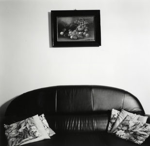 108257 Interieur van een huis aan de Abstederdijk te Utrecht: woonkamer, met bank en een schilderij aan de muur.